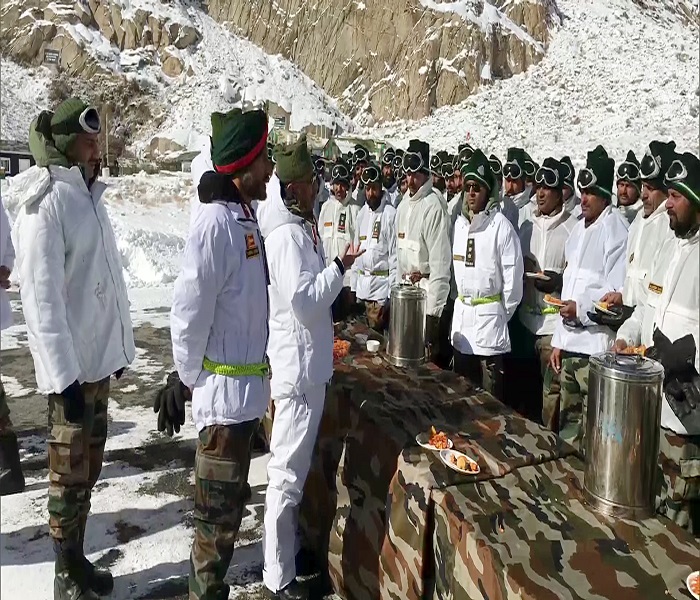 Chief of Army Staff General Manoj Mukund Naravane lays a wreath at Siachen War Memorial