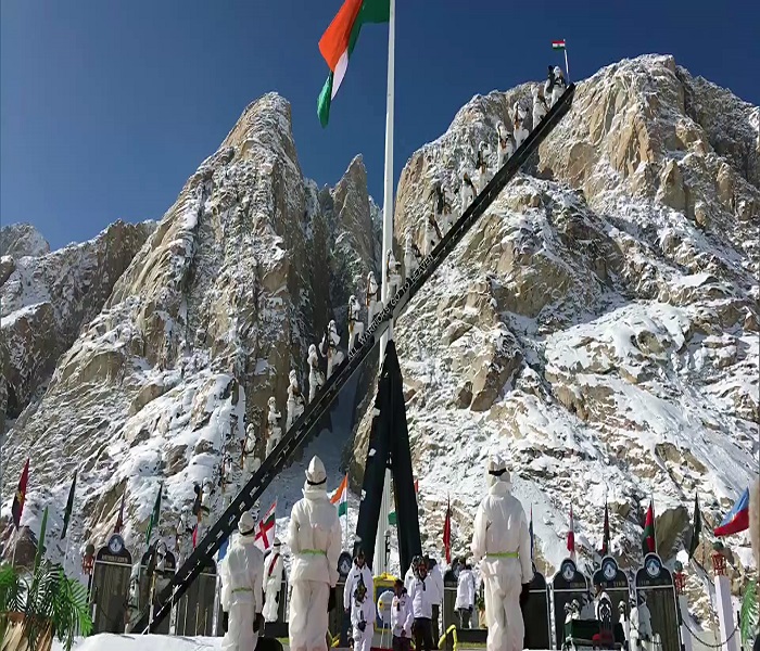 Chief of Army Staff General Manoj Mukund Naravane lays a wreath at Siachen War Memorial