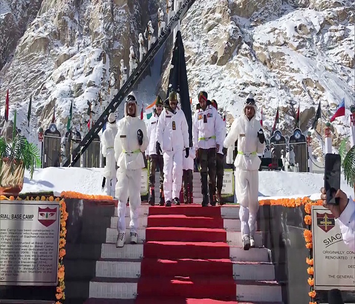 Chief of Army Staff General Manoj Mukund Naravane lays a wreath at Siachen War Memorial