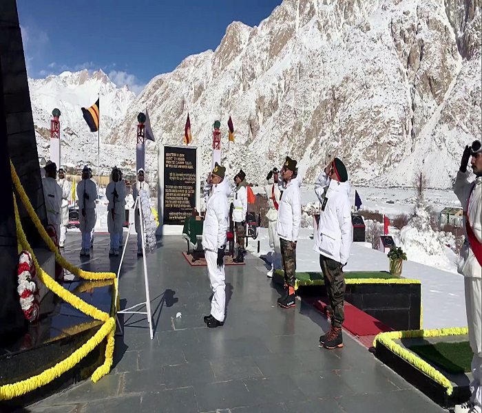 Chief of Army Staff General Manoj Mukund Naravane lays a wreath at Siachen War Memorial