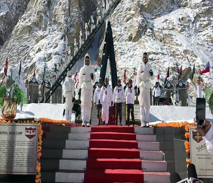 Chief of Army Staff General Manoj Mukund Naravane lays a wreath at Siachen War Memorial