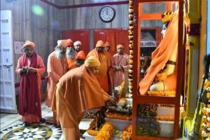 सीएम योगी ने गोरखनाथ मंदिर में चढ़ाई खिचड़ी, श्रद्धालुओं का लगा तांता