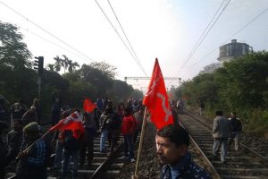 बंगाल में प्रदर्शनकारियों ने ट्रेनें रोकी, सड़कें जाम कीं