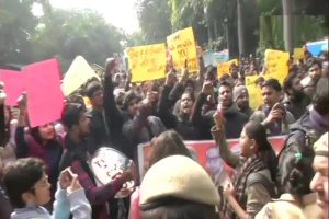 JNU में हुई हिंसा के खिलाफ छात्रों और टीचर्स का मार्च, कई नेता भी शामिल