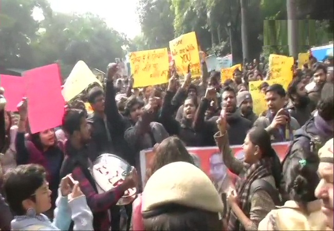 JNU में हुई हिंसा के खिलाफ छात्रों और टीचर्स का मार्च, कई नेता भी शामिल