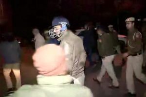 जेएनयू हिंसा: आक्रोशित छात्रों ने पुलिस को परिसर में मार्च करने से रोका