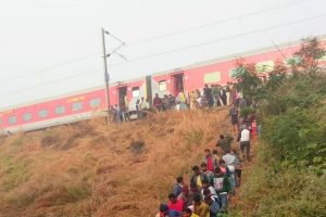 कटक में ट्रेन हादसा, पटरी से उतरी लोकमान्य तिलक एक्सप्रेस, कई यात्री घायल