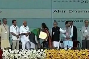 जब महिला ने पीएम मोदी के पैर छूने की कोशिश, तो देखिए प्रधानमंत्री ने सम्मान में किया कुछ ऐसा आपको भी होगा गर्व