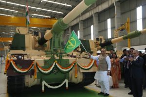 रक्षामंत्री राजनाथ सिंह ने 51वें के 9 वज्र टी गन को दिखाई हरी झंडी