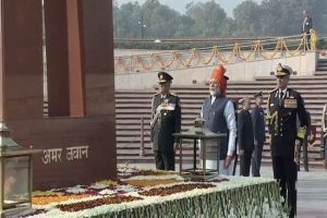 प्रधानमंत्री ने राष्ट्रीय युद्ध स्मारक पर शहीदों को दी श्रद्धांजलि