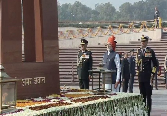 प्रधानमंत्री ने राष्ट्रीय युद्ध स्मारक पर शहीदों को दी श्रद्धांजलि