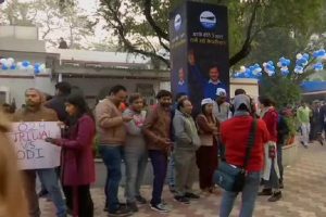 दिल्ली चुनाव : आप कार्यालय में जश्न की तैयारी