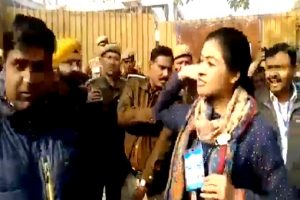 अलका लांबा ने पोलिंग बूथ पर जड़ा AAP कार्यकर्ता को थप्पड़, वीडियो हुआ वायरल