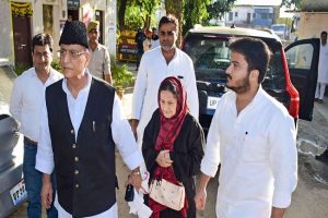 सपा नेता आजम खान को पत्‍नी और बेटे के साथ भेजा गया जेल, जानिए क्या है पूरा मामला