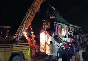 आगरा-लखनऊ एक्सप्रेस वे पर बस ने ट्रक को मारी टक्कर, 14 यात्रियों की मौत