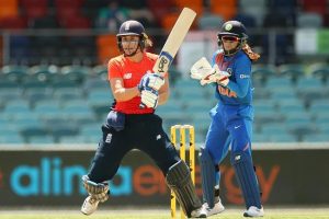 महिला क्रिकेट : इंग्लैंड ने भारत को चार विकेट से हराया