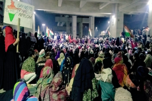 दिल्ली : CAA-NRC के विरोध में शाहीन बाग की तर्ज पर जाफराबाद में सड़क पर उतरीं महिलाएं
