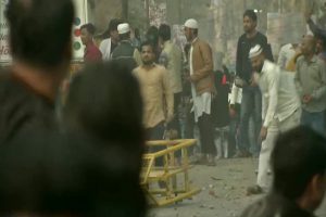 दिल्ली के जाफराबाद में हिंसक प्रदर्शन, पुलिसकर्मी की मौत, गाड़ियां और दुकानों में लगाई गई आग