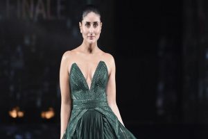 Lakme Fashion Week: ग्रीन गाउन में करीना कपूर ने रैंप पर बिखेरा जलवा