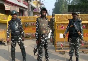 दिल्ली : अर्धसैनिक बलों की तैनाती के बावजूद हो रही पत्थरबाजी