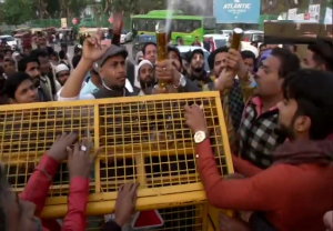 शाहीनबाग में देर रात प्रदर्शनकारियों के दो गुटों में हुई झड़प