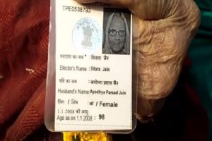 दिल्ली चुनाव : 110 साल की वृद्ध महिला ने डाला अपनो वोट