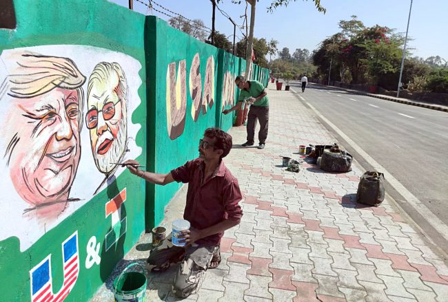 अहमदाबाद में ट्रंप के स्वागत की तैयारी, मोटेरा स्टेडियम के सामने वाली दीवारों पर कुछ ऐसी बनाईं पेंटिंग