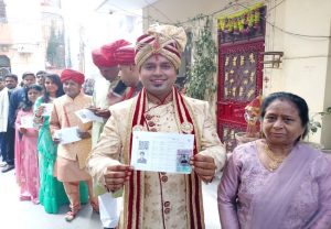 दिल्ली विधानसभा चुनाव 2020: बारात के साथ वोट डालने पहुंचा दूल्हा, कहा- शादी से ज्यादा जरूरी वोट