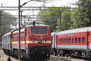 लॉकडाउन 2 0  : रेलवे को मोटा घाटा, 13 लाख कर्मचारियों के वेतन-भत्ते में कटौती संभव