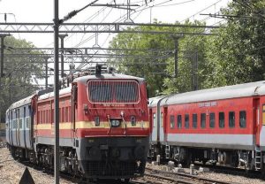 लॉकडाउन 2 0  : रेलवे को मोटा घाटा, 13 लाख कर्मचारियों के वेतन-भत्ते में कटौती संभव