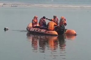 उत्तर प्रदेश : चंदौली में गंगा नदी में पलटी नाव, 6 लोग लापता