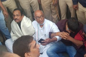 MP का सियासी संग्राम : बेंगलुरु में कांग्रेसी विधायकों से मिलने पहुंचे दिग्विजय सिंह धरने पर बैठे