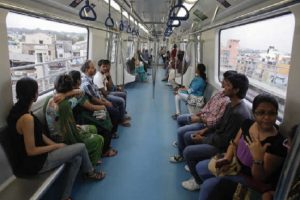 दिल्ली मेट्रो ने लागू की एडवाइजरी, एक सीट छोड़कर बैठें