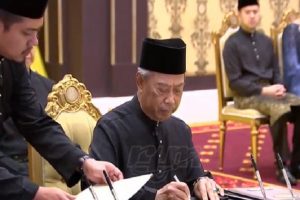 मुहिद्दीन यासीन ने मलेशिया के नए प्रधानमंत्री के रूप में शपथ ली