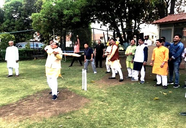 मध्य प्रदेश के सियासी संकट के बीच शिवराज सिंह चौहान ने मारा बल्ले से शॉट, ट्वीट में लिखा- ‘और ये गया..’