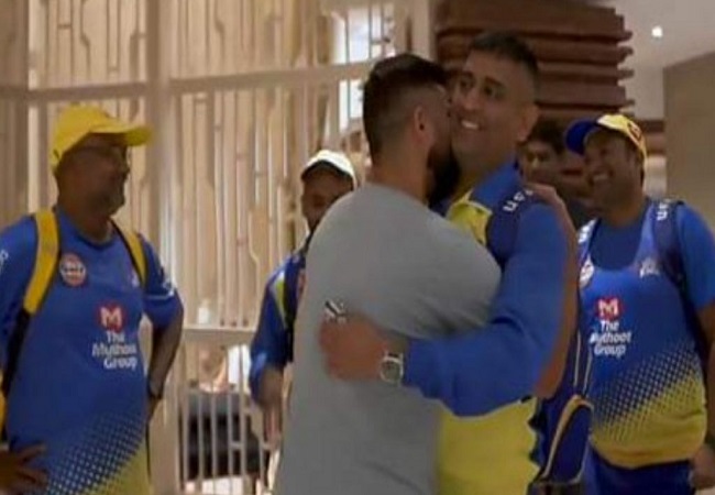 एमएस धोनी को देखते ही सुरेश रैना ने दौड़कर ऐसे किया स्वागत, देखें ये वीडियो