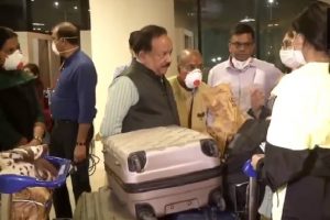 कोरोनावायरस : जब आधी रात को चेकिंग के लिए दिल्ली एयरपोर्ट पहुंचे मोदी के मंत्री, तो देखिए क्या हुआ