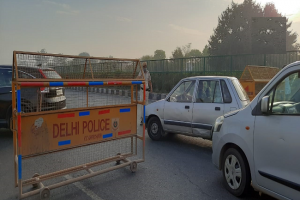 कोरोनावायरस : बाहरी दिल्ली में लॉकडाउन की उड़ रहीं धज्जियां