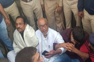 मध्य प्रदेश बागी विधायकों से मिलने बेंगलुरु पहुंचे दिग्विजय सिंह को लगा कर्नाटक हाईकोर्ट से झटका, कोर्ट ने ख़ारिज की याचिका