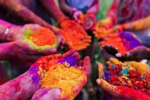 Holi 2021: रंगों के त्योहार पर इस बार भी रहेगा कोरोना का साया, होली मिलन से करें परहेज