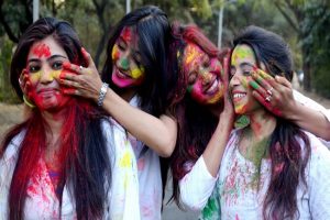 Happy Holi 2022: अगर आपको भी है रंगों से एलर्जी तो होली पर जरूर Try करें ये टिप्स