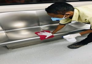 कोरोनावायरस का कहर: दिल्ली मेट्रो और स्टेशनों पर सफाई का काम हुआ तेज