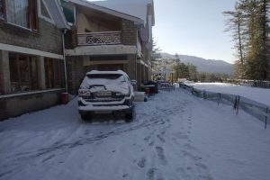 शिमला-डलहौजी समेत कई इलाकों में हुई भारी बर्फबारी, तापमान में आई गिरावट