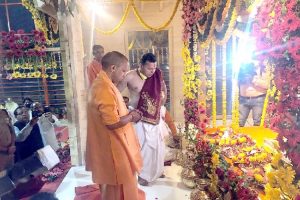 रामलला नए आसन पर विराजित, मंदिर निर्माण के लिए योगी ने दिए 11 लाख रुपये