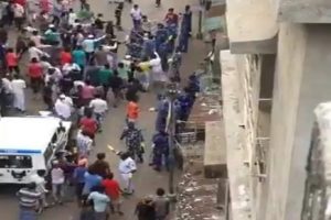 हावड़ा में लॉकडाउन का उल्लंघन कर रही भीड़ ने पुलिस पर किया पथराव, फेंकी बोतलें : सूत्र
