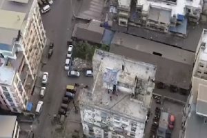 नवी मुंबई : इमारत की छतों पर इकट्ठा हुए लोग आए ड्रोन की नजर में, 8 गिरफ्तार