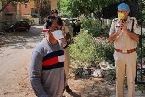 दिल्ली पुलिस के कोरोना पॉजिटिव एएसआई के ठीक होकर लौटने पर भव्य स्वागत