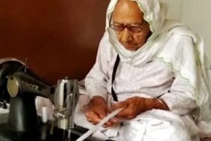 पंजाब की 98 वर्षीय महिला मास्क बनाकर लोगों की कर रही मदद