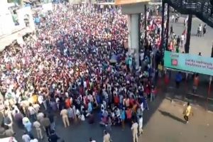 मुंबई : लॉकडाउन के बीच बांद्रा रेलवे स्टेशन पर प्रवासी मजदूरों की उमड़ी भीड़, पुलिस ने किया लाठीचार्ज