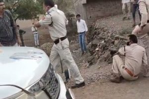 मध्यप्रदेश के राजगढ़ में सोशल डिस्टेंसिंग का पालन कराने गई पुलिस से मारपीट, बनाया बंधक